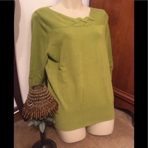 $⤵️. Green Sweater top